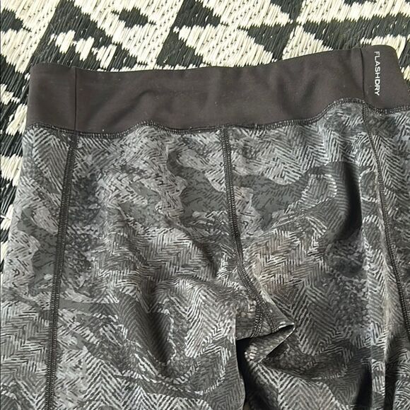 North Face Medium Black Leggings with Abstract Pattern and High-Rise Waistband - Picture 4 of 5